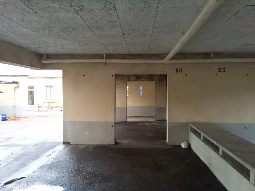 Le même parking couvert, plafond et murs nettoyés, après intervention